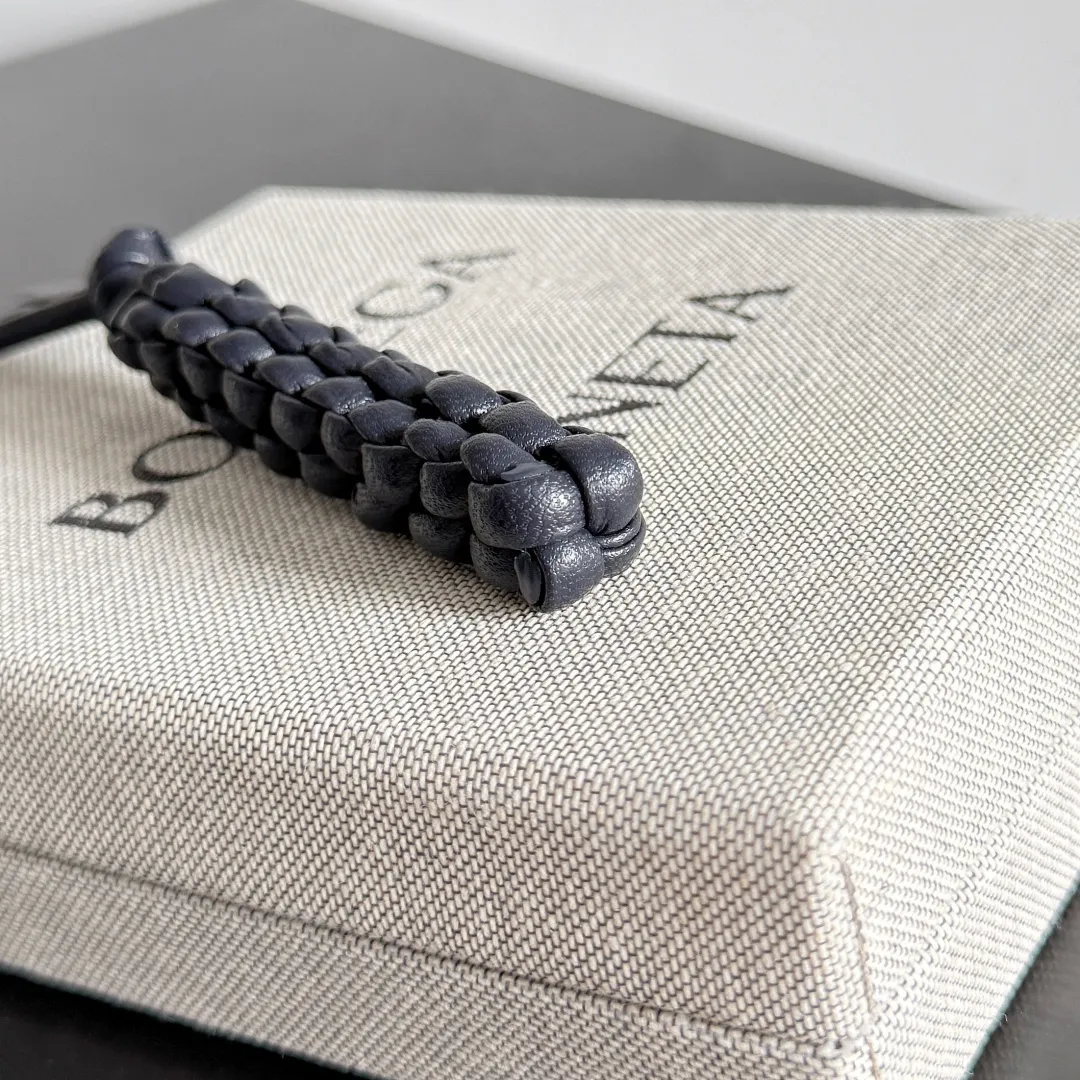Batch 420 Let’s see what new cute little thing BV has released~ It’s this letter pendant, which is different from the puppy pendant. The weaving of this letter is more three-dimensional, and the material is very solid, and it is not easy to deform even if it is folded. Style number: I